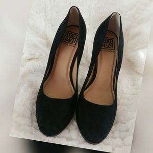 POUR LA VICTORIE PUMPS
Black